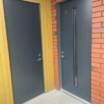 Kõrged välisuksed peithingedel