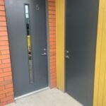 Kõrged välisuksed peithingedega