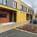 Kõrged välisuksed peithingedega